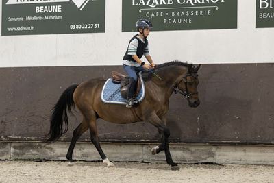 Jeune cavalier au manège
